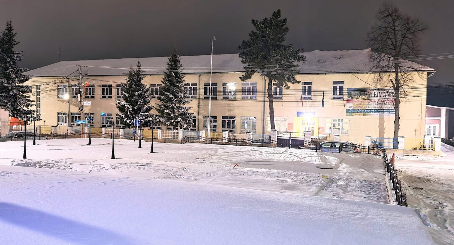 Bora dhe ngricat, Ministria e Arsimit pezullon përkohësisht mësimin në 77 shkolla. Ja cilat janë