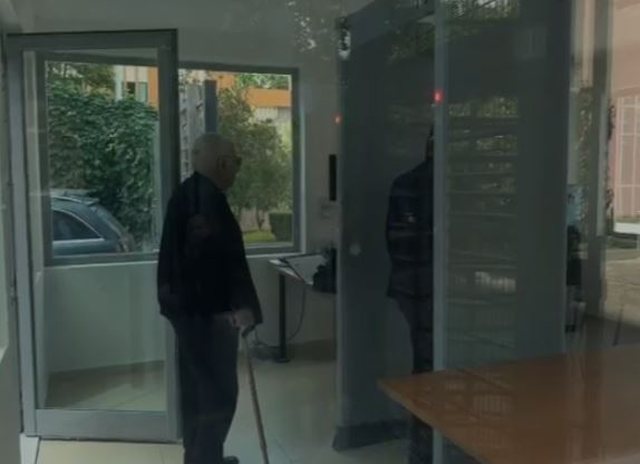 ‘Pas vd*kjes së Visit, 23 herë më ka ardhur policia. S’jam budalla e as naiv’. Dëshmia e babait të Ervis Martinajt në sallën e gjyqit