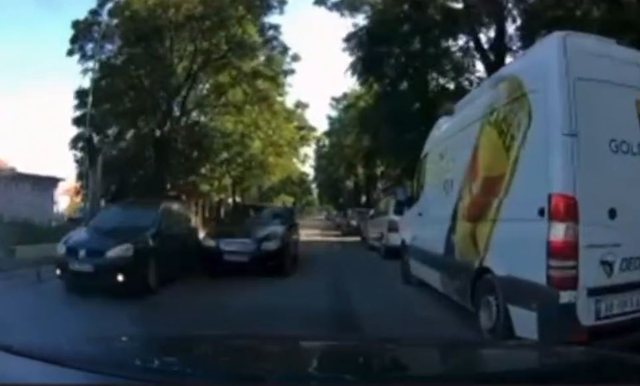 Aksidenti fatal ku humbi jetën 62-vjeçari, dalin pamjet e përplasjes tragjike! Makina tenton parakalimin me shpejtësi (Video)