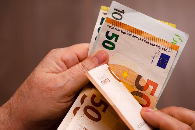 Drejtori i spitalit u jep të gjithë të punësuarve nga 130 euro për Bajram