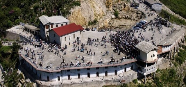 Mjekët i kishin humbur shpresat”, besimtarët tregojnë mrekullinë që ndodhi në Kishën e Laçit 🙏