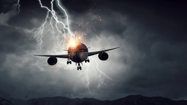 Brenda 24 orëve, i njëjti aeroplan goditet dy herë nga RRUFEJA!