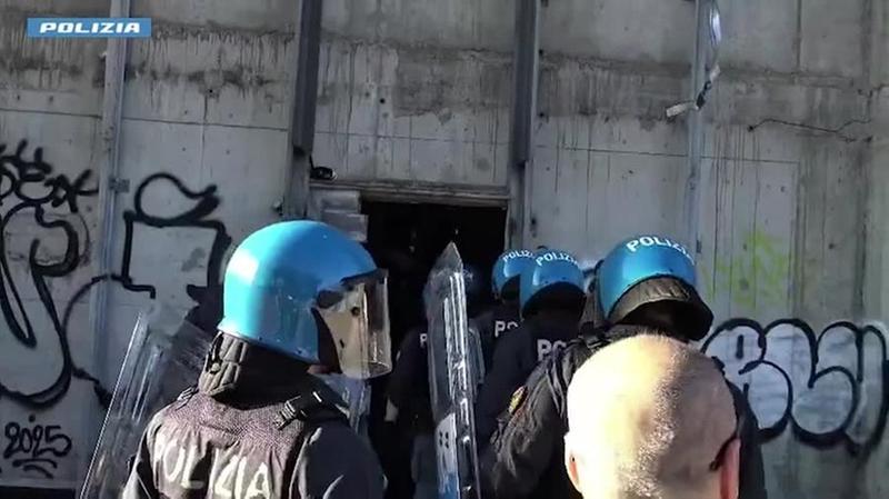 32-vjeçarja rrëmbehet dhe përdh*nohet në GRUP për tre ditë, arratiset e zhv*shur (Video)