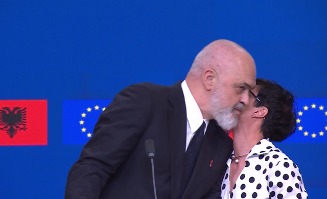 “Nuk më do ti mua?”/ Marta Kos ndërpret konferencën dhe puth kryeministrin Rama në faqe gjatë konferencës në Bruksel