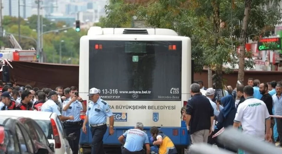 Autobusi PËRPLASET e më pas shpërthen në fIakë, 8 viktima dhe 33 të pIagosur