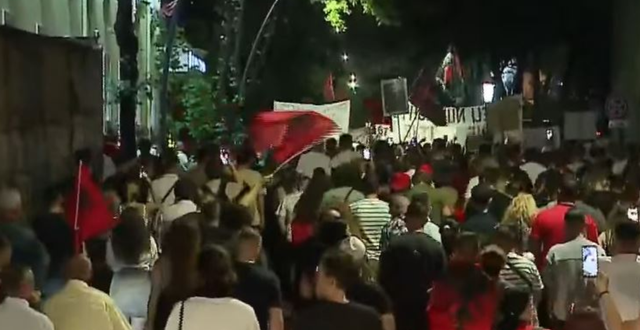 Marshimi në rrugët e Tiranës, protestuesit te Ministria e Infrastrukturës, kërkojnë prangat: Arresto Ballukun!
