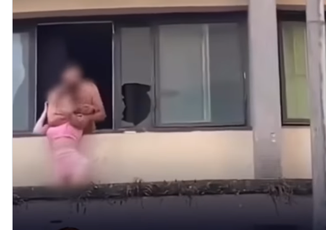 VIDEO VIRALE! Kapet për flokësh gjatë sherrit për tradhti, fqinjët shpërthejnë në britma