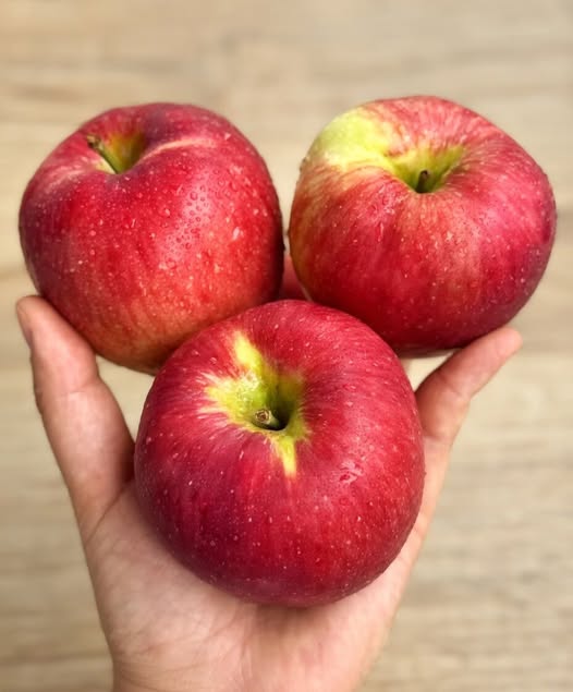 🍎 Hani një mollë çdo ditë? Ja çfarë i ndodh trupit tuaj pas pak javësh!