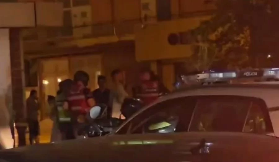 Dy gratë kapen për flokësh në mes të qytetit, ndërhyn policia (PAMJE-DETAJE)