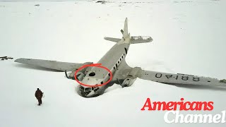 Udhëtari me çantë shpine gjen një avion pas një stuhie dëbore — por kur hedh një sy brenda, ai..