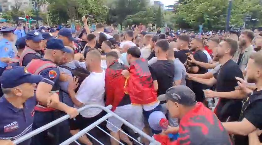 Përplasje mes qytetarëve dhe policisë gjatë protestës, çahen kordonet